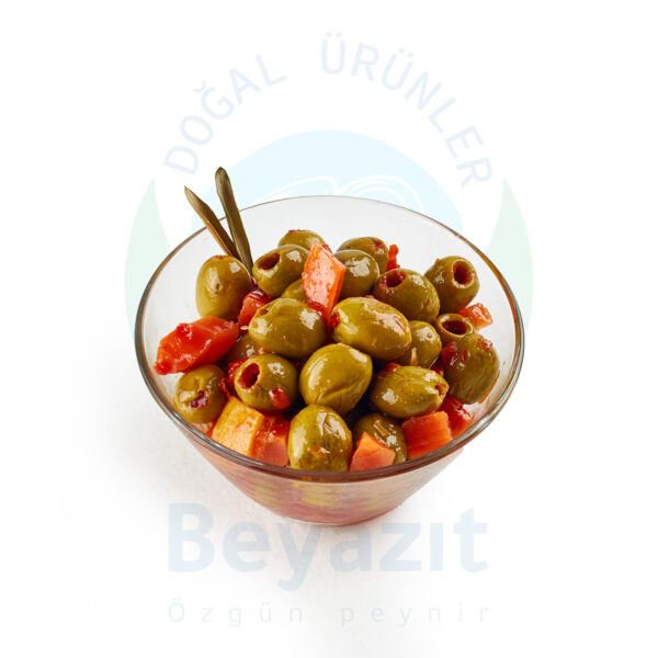 Biberli ve havuçlu yeşil zeytin